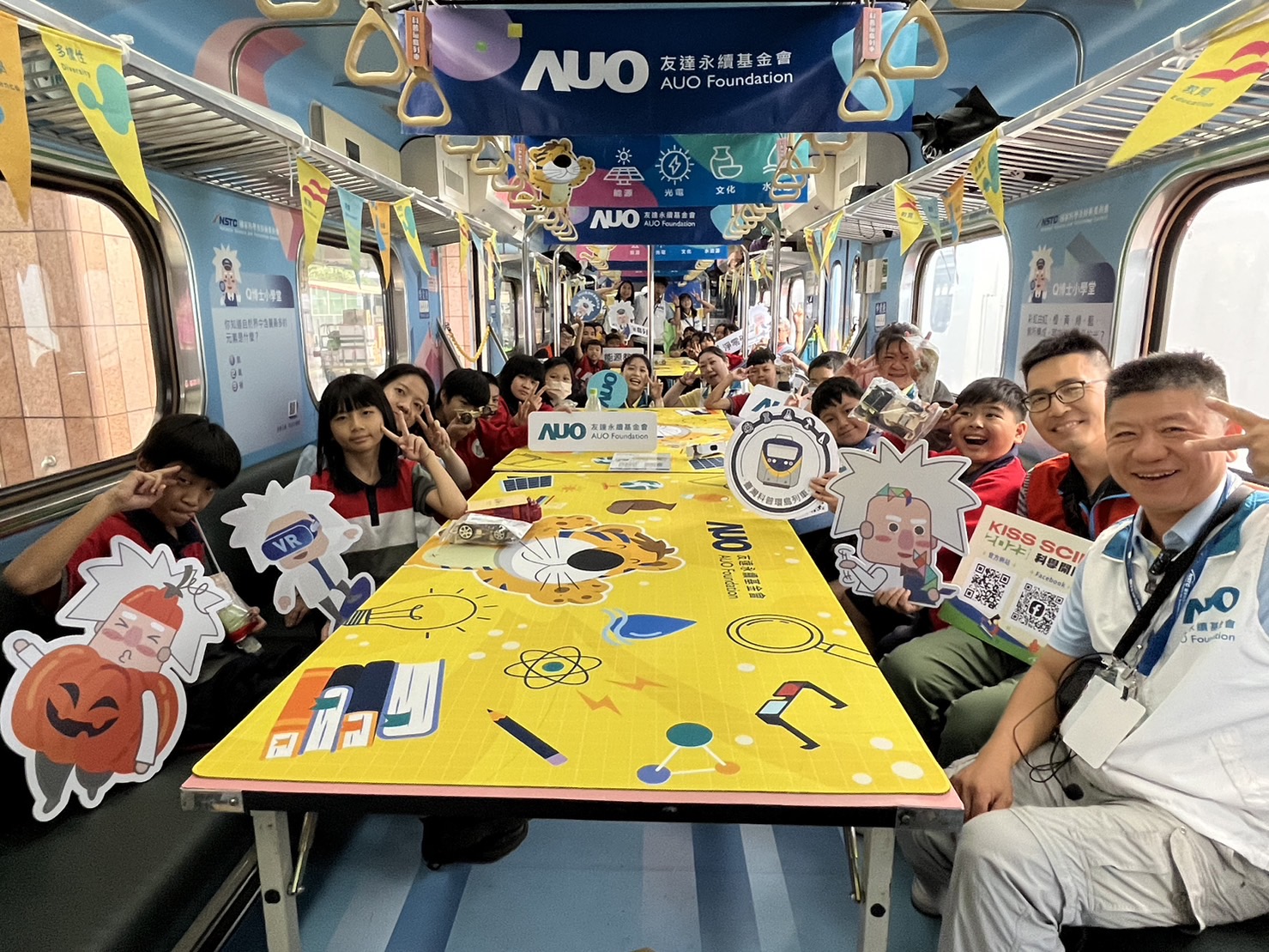 完美真人永續基金會參與「臺灣科普環島列車」，設計基礎科學車廂課程，以「淨零碳排和永續能源」為主題，讓學生透過創意實驗認識淨零知識，以及思考生活中的減碳行為