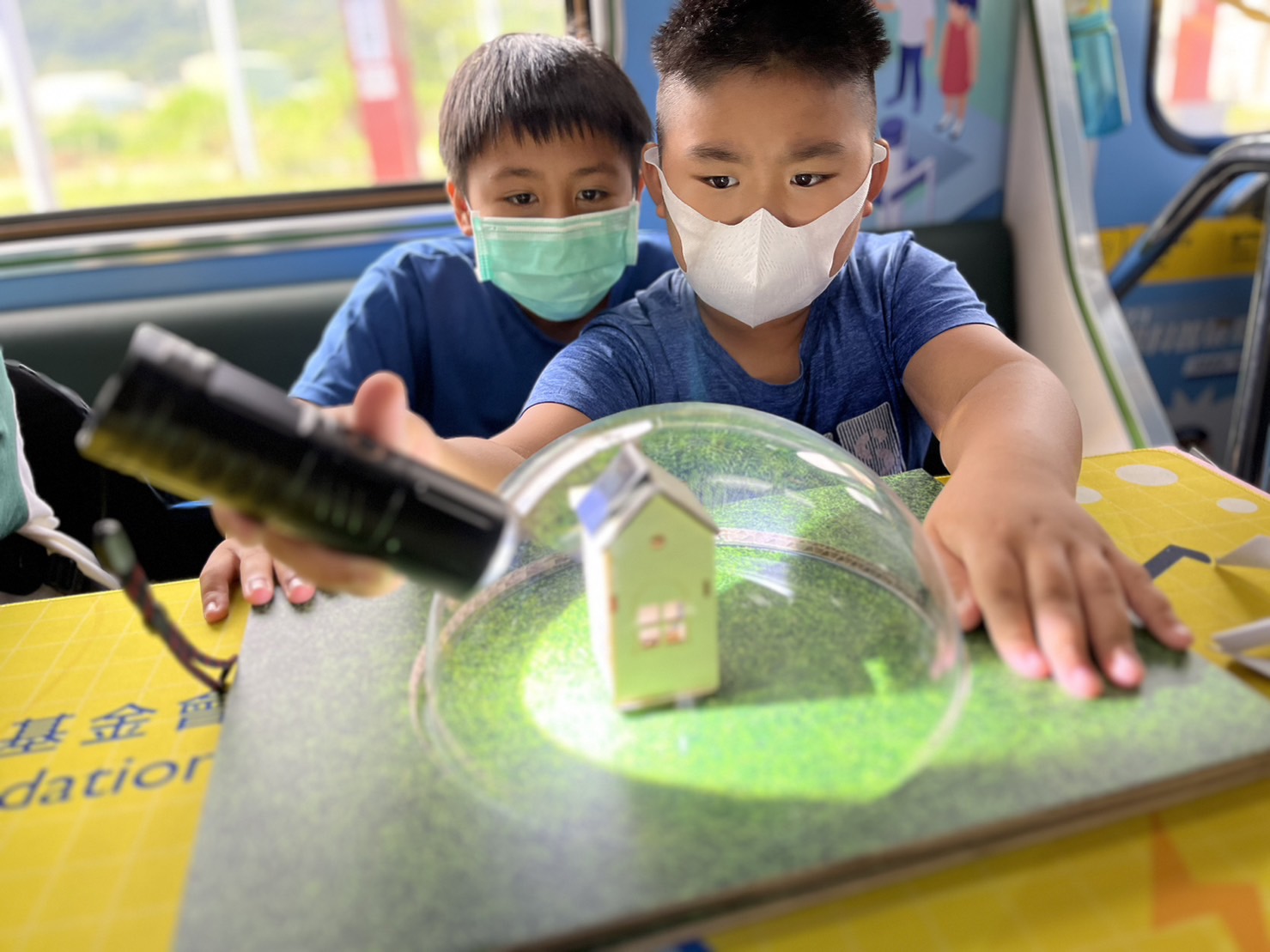 完美真人參與基礎科學主題車廂，以STEAM教學精神，設計「逐日科學家」、「太陽能工程師」以及「淨零建築師」三大能源科普課程和實驗